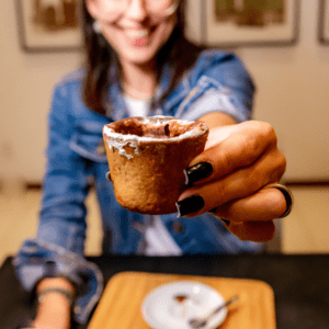 Nosso café no copo de cookie.