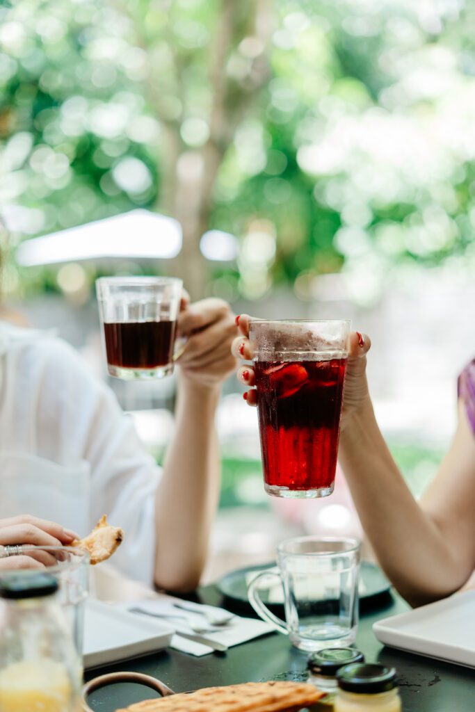 nosso café coado e o chá cocktail de frutas